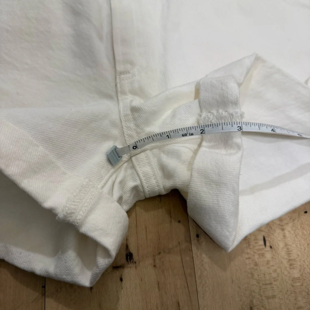 Aritzia Denim Forum The '90s A-Line Hi-Rise Jean Short in white size 25